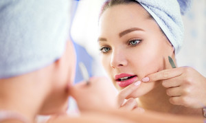 7 MISTAKES THAT MIGHT BE GIVING YOU ACNE